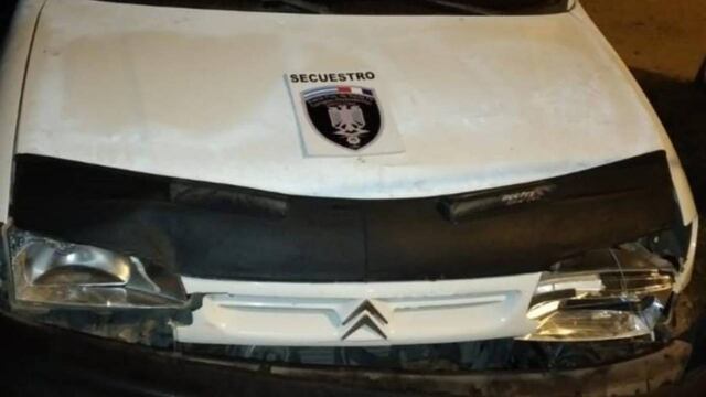 El auto con el que el hombre chocó a su mujer