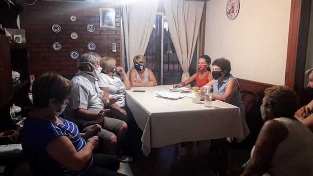 Concejalas del Frente de Todos con vecinos del Barrio Burgos