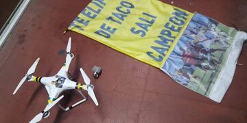 La Policía retiró el dispositivo del campo de juego junto con la bandera que tenía colgada. (TyC Sports)