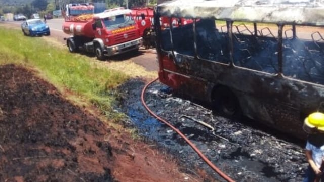 Capioví: se incendió un colectivo en plena ruta.