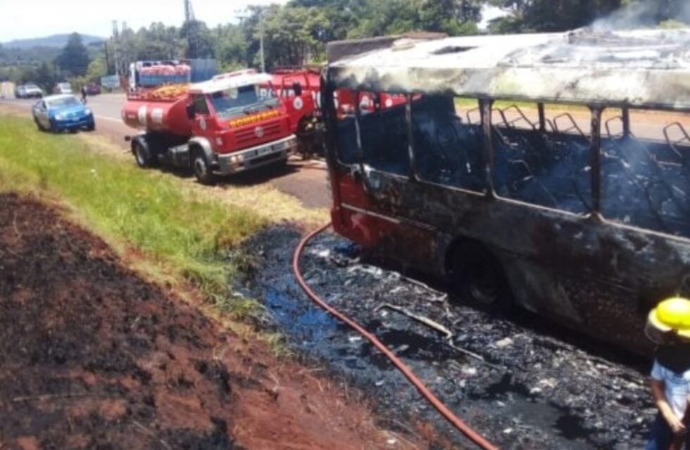 Capioví: se incendió un colectivo en plena ruta