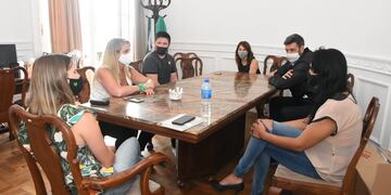 En el Palacio Vasallo sumaron trabajadores al área de recepción y la comisión de Feminismos y Disidencias. (@concejomrosario)