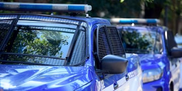 Móviles de la Policía de Córdoba. (José Gabriel Hernández / La Voz)