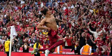 Darwin Nuñez festejando el 3-1 ante los fans del Liverpool.