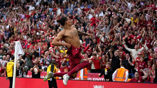 Darwin Nuñez festejando el 3-1 ante los fans del Liverpool.