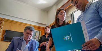 El intendente de Las Heras, Daniel Orozco suscribe los convenios junto al ministro de Planificación, Mario Isgro.