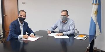 El intendente de la La Punta, Martín Olivero y el secretario de obras Públicas de La Nación, Martín Rodrigo Gill firman el convenio para el traspaso de fondos para la pavimentación de calles en el municipio. Gentileza ANSL