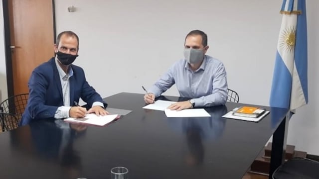 El intendente de la La Punta, Martín Olivero y el secretario de obras Públicas de La Nación, Martín Rodrigo Gill firman el convenio para el traspaso de fondos para la pavimentación de calles en el municipio. Gentileza ANSL