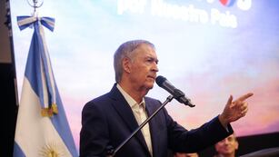 Juan Schiaretti contrajo Covid 19 y realizará el aislamiento preventivo (La Voz).
