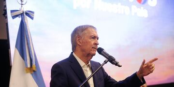 Juan Schiaretti contrajo Covid 19 y realizará el aislamiento preventivo (La Voz).