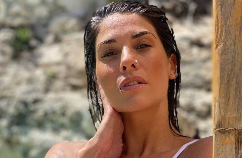 Desde la playa, Ivana Nadal posó frente al mar con la bikini más diminuta de la temporada: “Contenido de calidad”