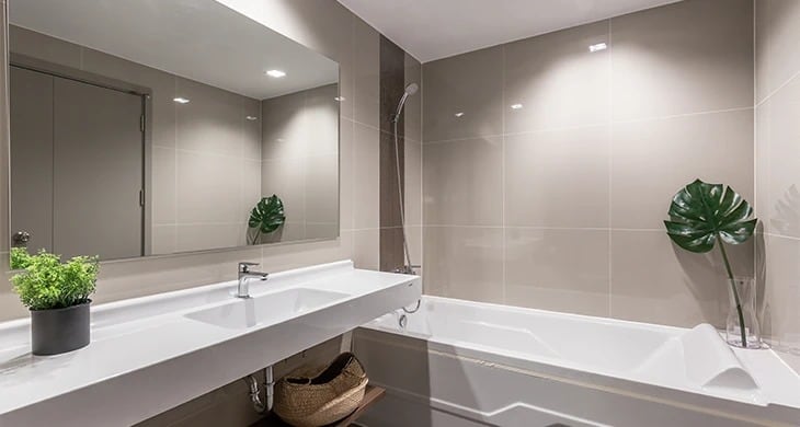 El microcemento se perfila como el revestimiento estrella de los baños para 2025 y 2026