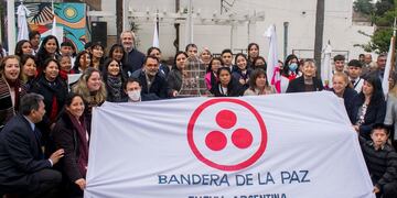 Estudiantes, docentes, voluntarios y concejales de la ciudad celebraron el Día Internacional de la Paz en San Salvador de Jujuy.
