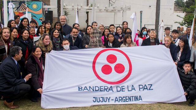Estudiantes, docentes, voluntarios y concejales de la ciudad celebraron el Día Internacional de la Paz en San Salvador de Jujuy.