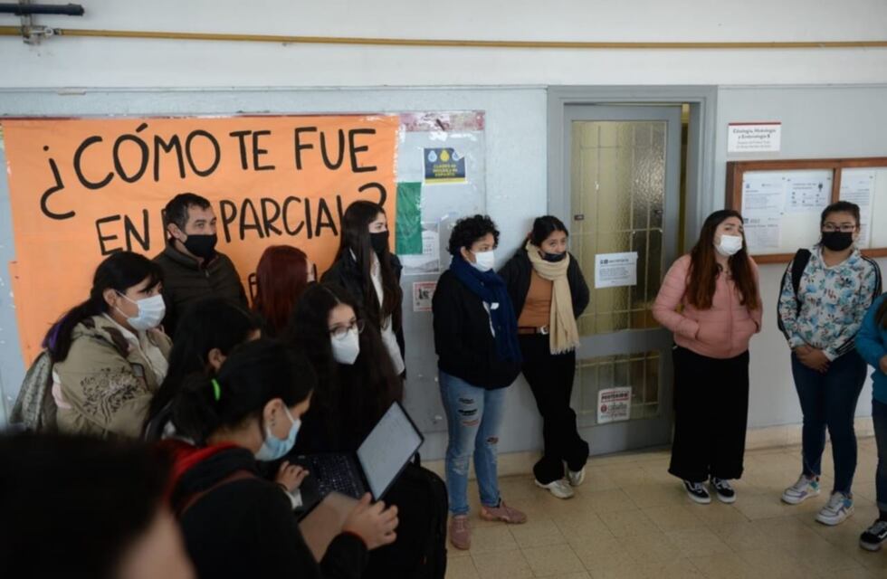 Polémica y preocupación en La Plata: el 80% de los alumnos de Medicina desaprobaron un examen y marcharon pidiendo presencialidad plena