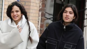 ¿Blanqueo en la Ciudad del Amor? Las fotos de Rosalía y Loli Bahia de la mano por París que confirman el romance