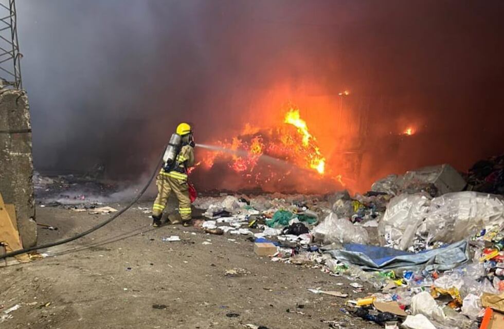 La Falda: se desató un incendio en la Planta de Transferencia de Residuos y se desplegó un importante operativo