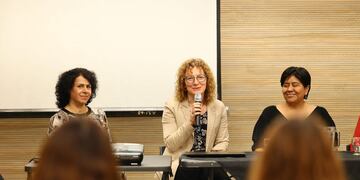 Mariana Isasi, jefa de Oficina de UNFPA en la Argentina (centro), encabezó el encuentro en Jujuy. Completaron el panel la presidenta del Consejo Provincial de Mujeres, Lourdes Navarro (izq.) y la diputada nacional por Jujuy Natalia Sarapura.