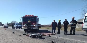 Ruta nacional 8. Murió un motociclista tras colisionar con un camión (Departamental Río Cuarto).