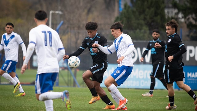 Manuel Correa, volante de Belgrano, pelea por la pelota. Se iría expulsado y el Pirata terminó con nueve.