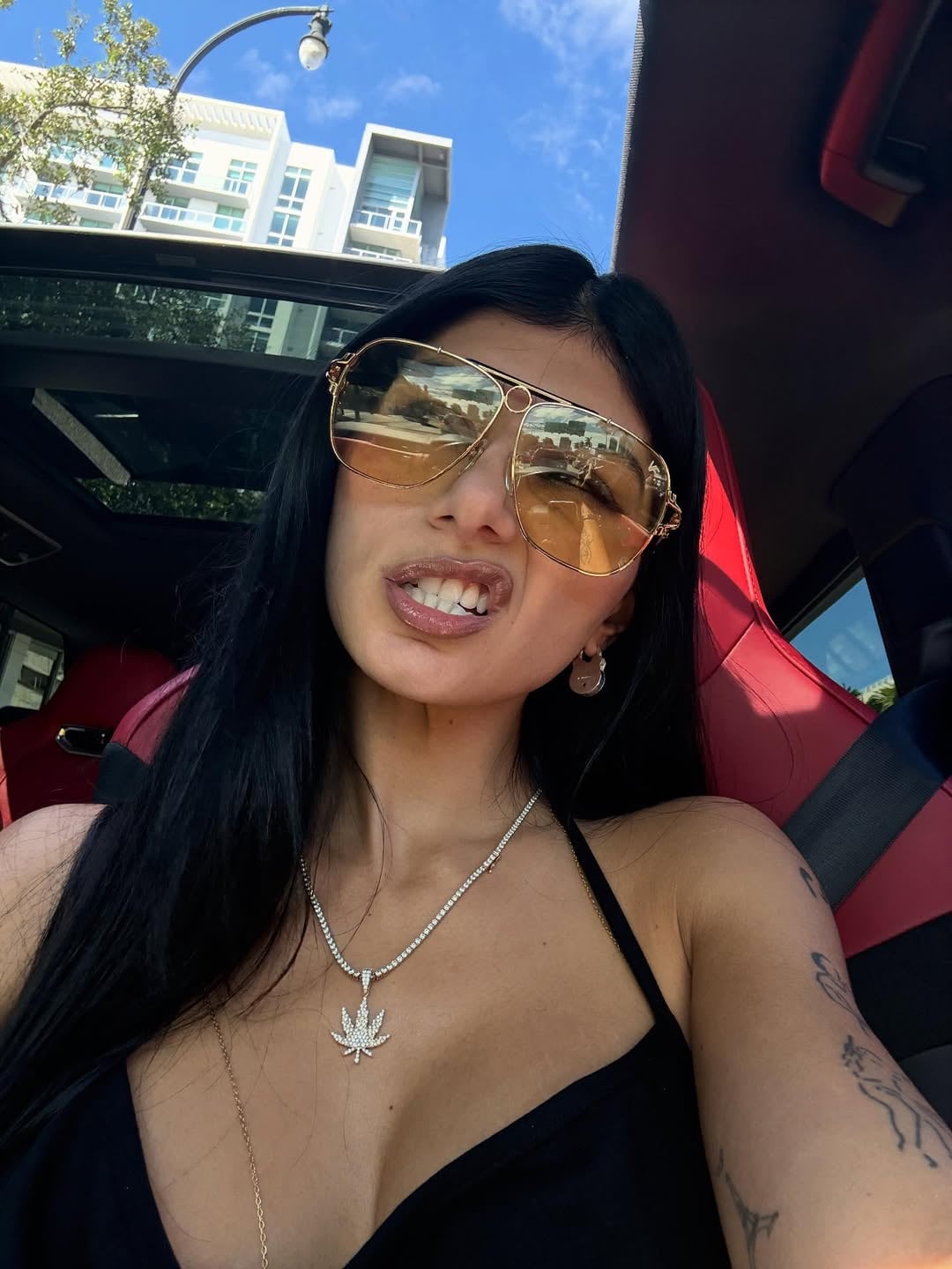 Mia Khalifa se sumó a la tendencia del verano y sorprendió a todos con un accesorio que no puede faltar en el guardarropa