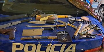 Amenazó a una mujer e intentó autolesionarse. Cuando intervino la Policía, encontró una decena de armas.