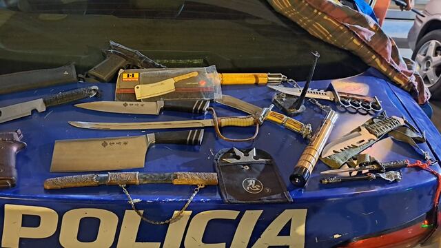 Amenazó a una mujer e intentó autolesionarse. Cuando intervino la Policía, encontró una decena de armas.