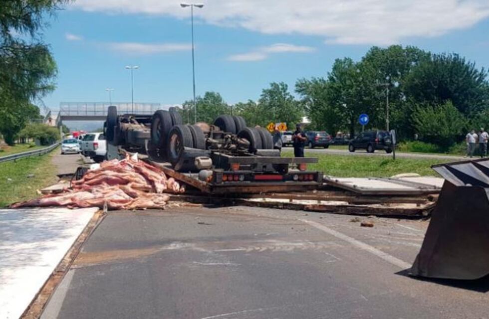 Accidente en Córdoba: un camión frigorífico se dio vuelta y perdió toda la carne