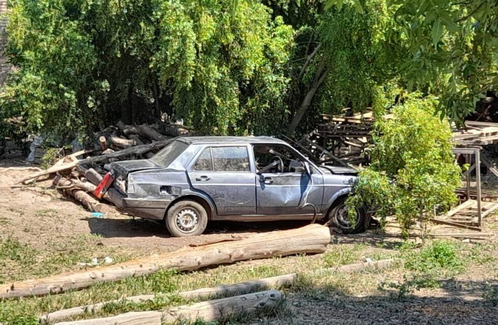 Un conductor de 45 años murió al chocar contra una montaña de palos y leña en General Alvear