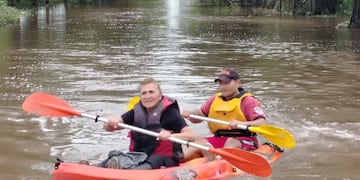 Ante el anegamiento, los equipos de ayuda debieron ingresar en kayak.