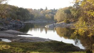 Paisaje de Villa Carlos Paz en otoño.