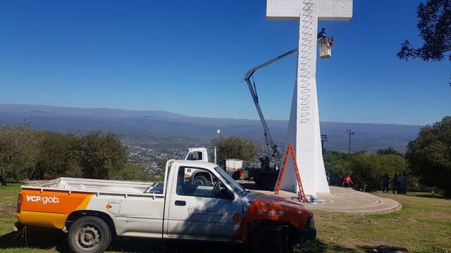 Ultiman detalles para Semana Santa en Carlos Paz: mejoran sectores del Cerro La Cruz.