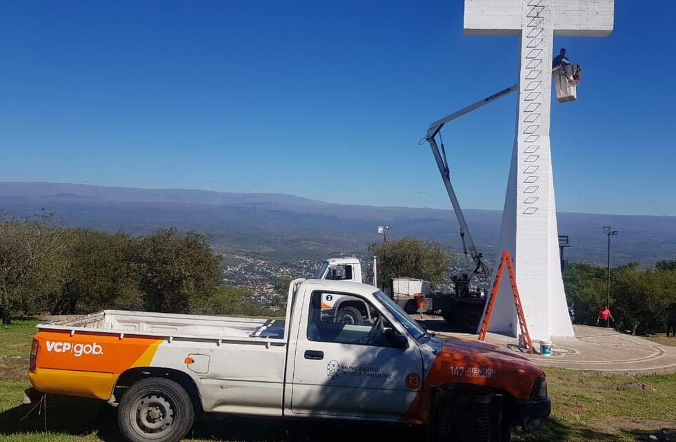 Carlos Paz ultima detalles para Semana Santa: realizan mejoras en el camino al Cerro La Cruz