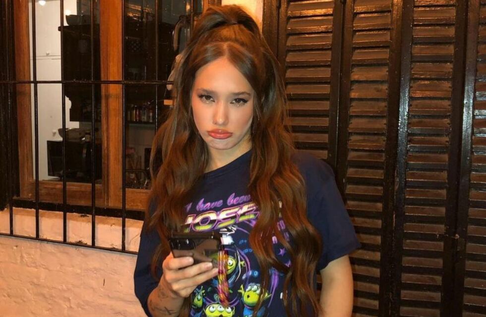 Ángela Torres volvió al ruedo y conquistó a todos con su extravagante look: pollera a tablas y medias blancas