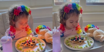 Nina Martínez soplando las velas de su segundo cumpleaños.