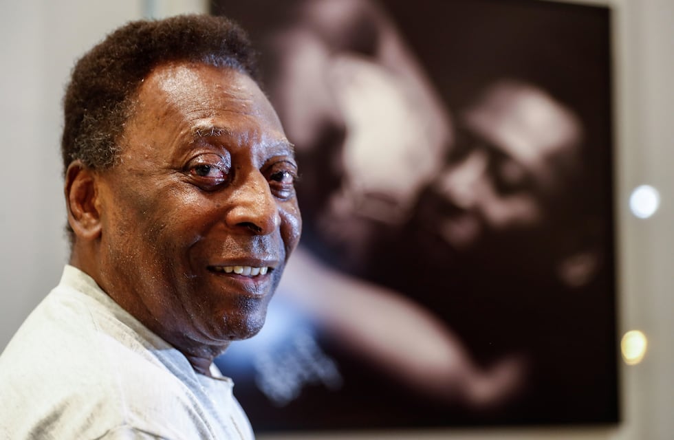 Pelé se “recupera bien” de su operación y le dejó un mensaje a Roberto Carlos