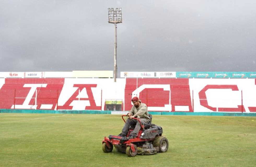 En Instituto aprovechan la fecha libre para trabajar en el césped del Monumental