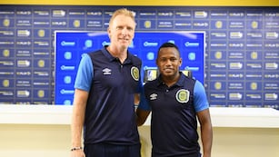 El secretario técnico de Rosario Central, Federico Lussenhoff, junto a Jaminton Campaz. El "Colo" guarda un grato recuerdo de Talleres, y este lunes serán rivales (La Voz archivo).