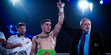 Maximiliano "El Profe" Segura retuvo el título Sudamericano superligero al superar en las tarjetas al Turco Pomponio