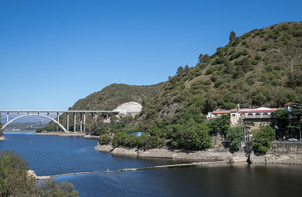 Una policía se lanzó al lago San Roque y logró salvar a una mujer