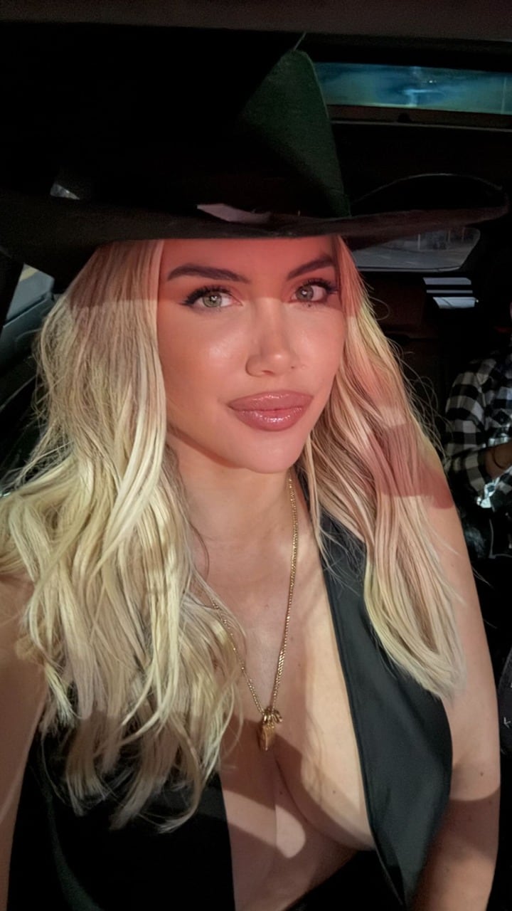 Mega escote y sombrero trendy: Wanda Nara sorprendió en Instagram con un outfit al límite de la censura y sin ropa interior