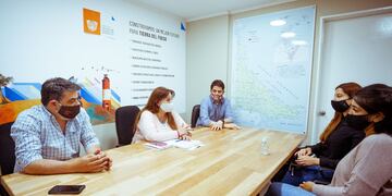 La Ministra de Obras y Servicios Públicos de la Provincia, Gabriela Castillo, mantuvo una reunión con la Arq. Mariela Valenzuela y la Lic. Vanina Molina, representantes de la empresa Andariega Soluciones Habitacionales.