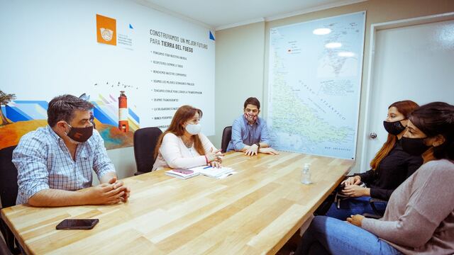 La Ministra de Obras y Servicios Públicos de la Provincia, Gabriela Castillo, mantuvo una reunión con la Arq. Mariela Valenzuela y la Lic. Vanina Molina, representantes de la empresa Andariega Soluciones Habitacionales.