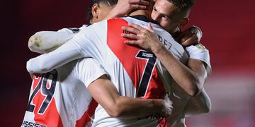 Suárez es abrazado por Romero. (AP)