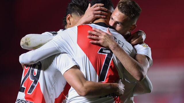 Suárez es abrazado por Romero. (AP)