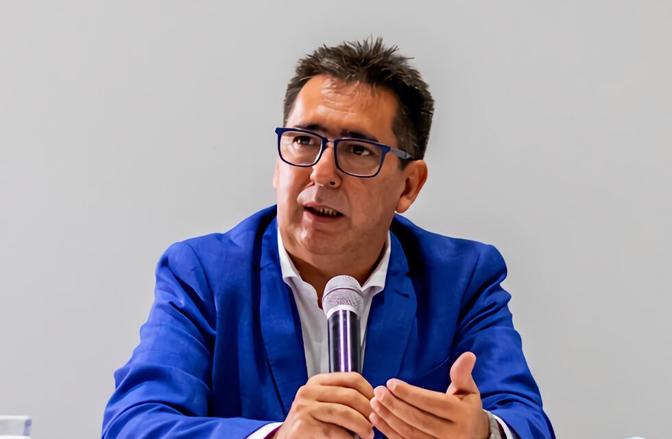 Gustavo Martínez sobre el incidente en la Dirección de Limpieza: “No puede un empleado público asar un pescado y tomar bebidas alcohólicas en la puerta de su trabajo”