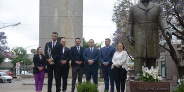 Entrega floral a Guillermo Lehmann, formador de Rafaela