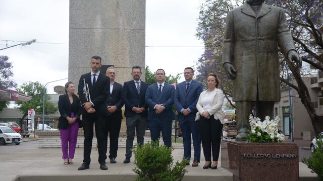 Entrega floral a Guillermo Lehmann, formador de Rafaela