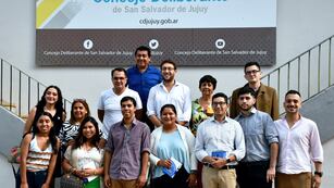 La comitiva de la asociación civil Kairos que concurrió al Concejo Deliberante de San Salvador de Jujuy, junto a los concejales que participaron de la entrevista.
