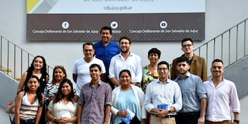 La comitiva de la asociación civil Kairos que concurrió al Concejo Deliberante de San Salvador de Jujuy, junto a los concejales que participaron de la entrevista.